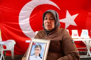 DİYARBAKIR (AA) – Dağa kaçırılan çocukları için HDP il binası