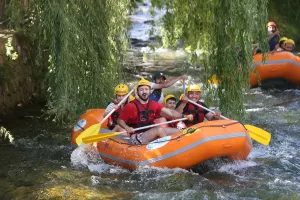 VAN (AA) – Van'ın Bahçesaray ilçesinde doğaseverler, Müküs Çayı'nda rafting