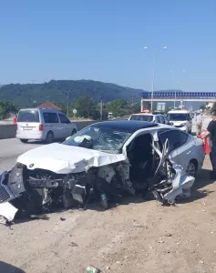 DÜZCE (AA) – Düzce'nin Gümüşova ilçesinde bariyere çarpan otomobildeki aynı