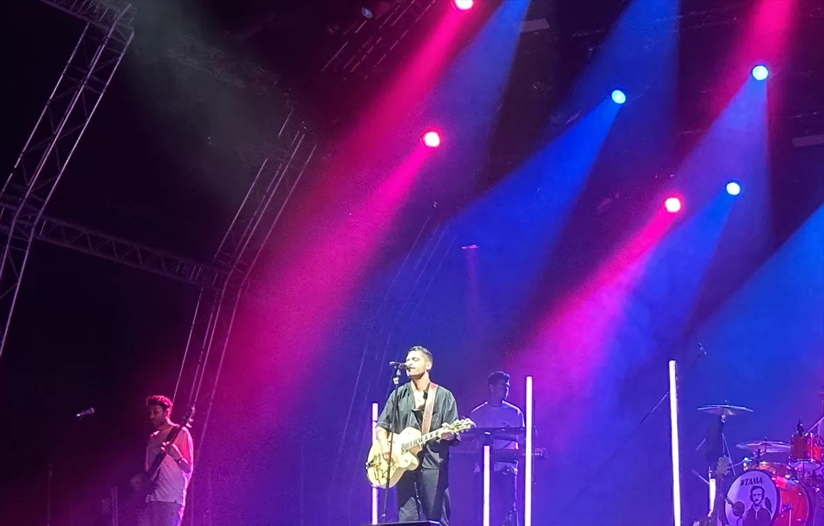 Şarkıcı Emir Can İğrek, YBY Woods'da konser verdi