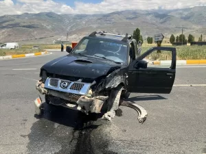 ERZİNCAN (AA) – Erzincan'da hafif ticari araç ile kamyonetin çarpışması