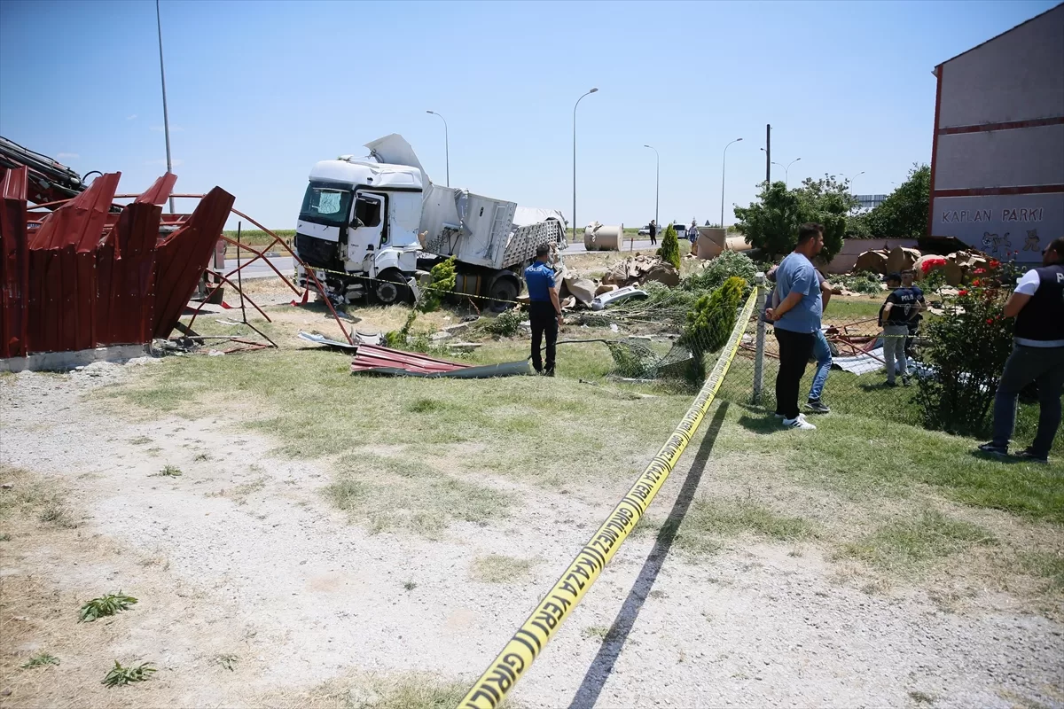 Eskişehir'de tır ile otomobilin çarpıştığı kazada 1 kişi öldü, 1 kişi yaralandı