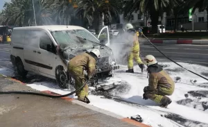İSTANBUL (AA) – İstanbul Fatih'te seyir halindeki hafif ticari araçta