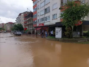 GİRESUN (AA) – Giresun'un Piraziz ve Bulancak ilçesinde şiddetli yağış,