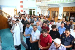 GİRESUN (AA) – Giresun'un Duroğlu beldesinde yaşadığı ahşap kulübe toprak