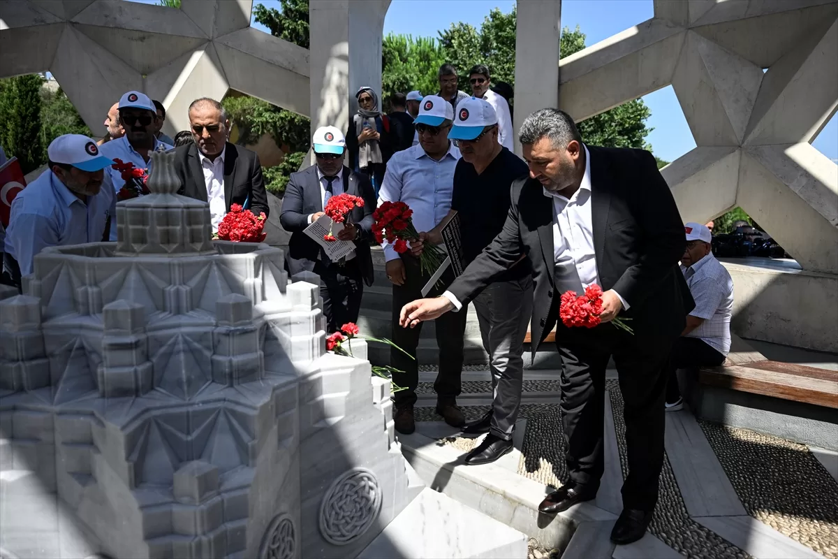 HAK-İŞ İstanbul'dan 15 Temmuz Şehitler Makamı'na ziyaret