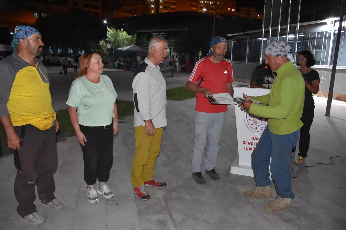 Hakkari'de Uludoruk tırmanışını tamamlayan dağcılara katılım belgesi verildi