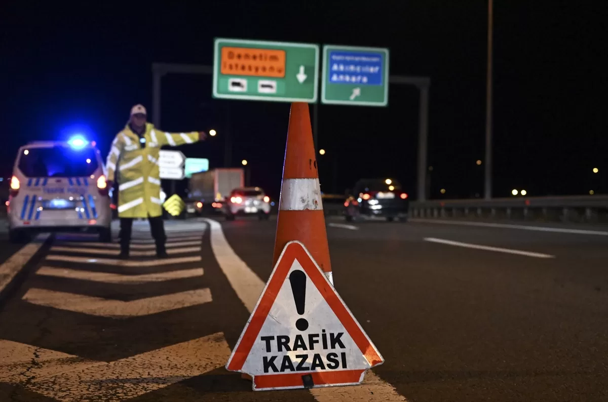 Heyelan nedeniyle kapatılan TEM Otoyolu'nun Kahramankazan gişelerinde trafik ekipleri önlem aldı