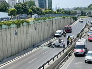 İSTANBUL (AA) – Zeytinburnu'nda, bariyerleri aşarak yaklaşık 5 metre yükseklikten