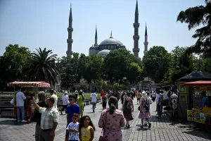 İSTANBUL (AA) – İstanbul'da hava sıcaklığının artmasıyla vatandaşlar sahillerde ve