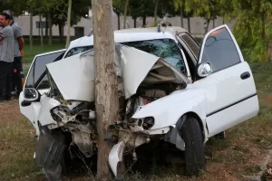 İZMİR (AA) – İzmir'in Bornova ilçesinde ağaca çarpan otomobilin sürücüsü
