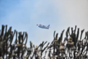 İZMİR (AA) – Urla'da, otoyolda seyreden bir otomobilde çıkan yangın