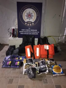 İZMİR (AA) – İzmir'de durdurulan takside 4 düzensiz göçmen yakalandı,