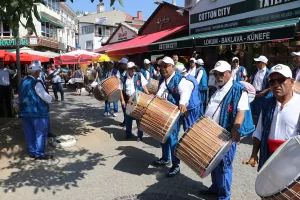 EDİRNE (AA) – Tarihi Kırkpınar davul ve zurna ekibi, vatandaşları