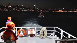İSTANBUL (AA) – Kız Kulesi önlerinde sürüklenen tekne kurtarıldı. Kıyı