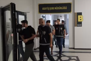 KOCAELİ (AA) – Kocaeli'nin İzmit ilçesinde 4 evden hırsızlık yaptıkları