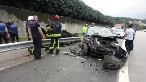 KOCAELİ (AA) – Anadolu Otoyolu'nun Kocaeli geçişinde iki otomobilin çarpışması