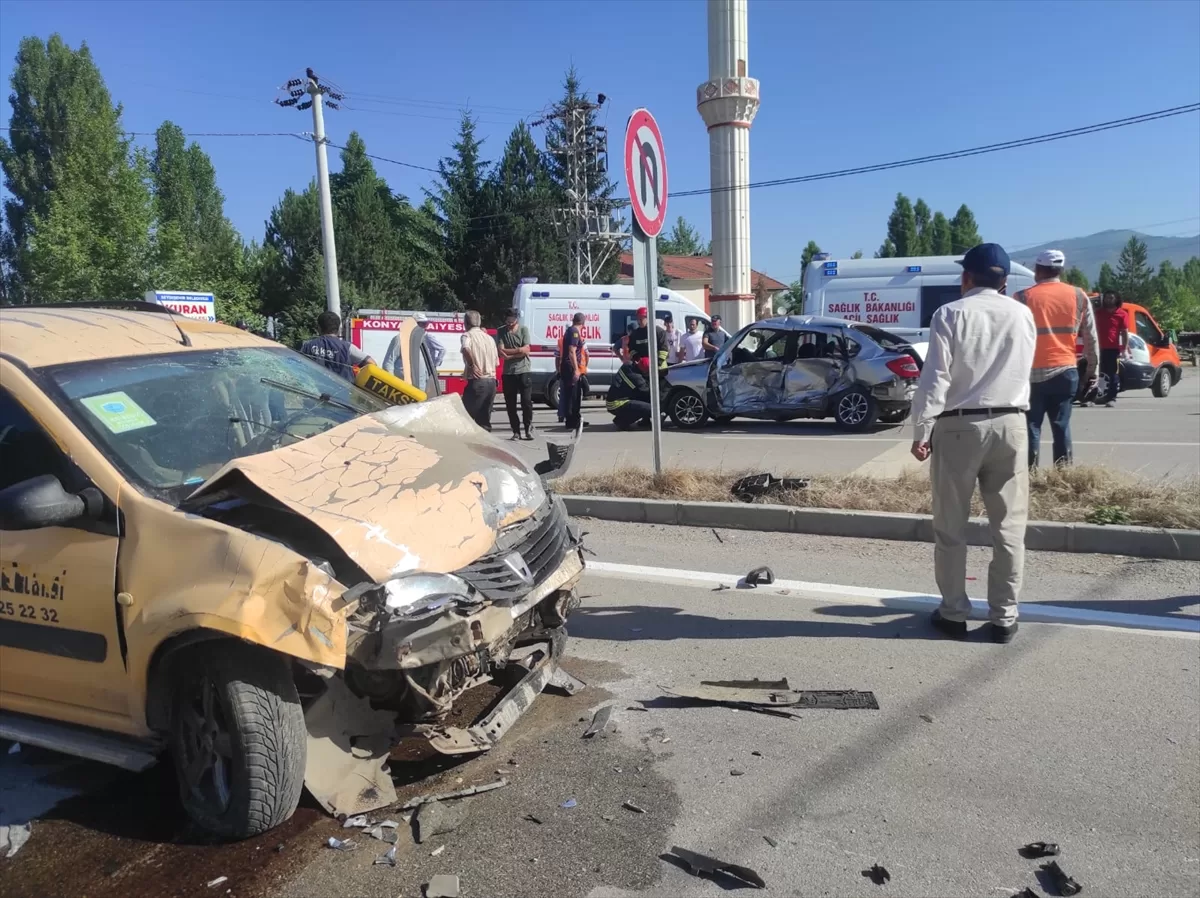 Konya'da taksi ile otomobilin çarpıştığı kazada, 1 kişi öldü, 1 kişi yaralandı
