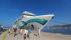 MUĞLA (AA) – Bahamalar bayraklı "Norwegian Jade" isimli kruvaziyer, Muğla'nın