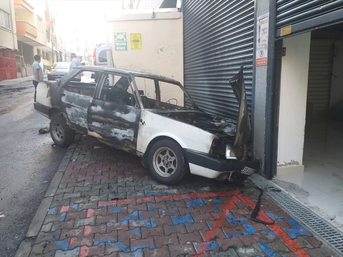 Maltepe'de yanan otomobil kullanılmaz hale geldi