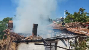 MANİSA (AA) – Manisa'nın Kula ilçesinde tek katlı ev çıkan