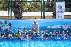 MERSİN (AA) – Mersin'in Akdeniz ilçesinde, portatif havuzlardaki eğitime katılan