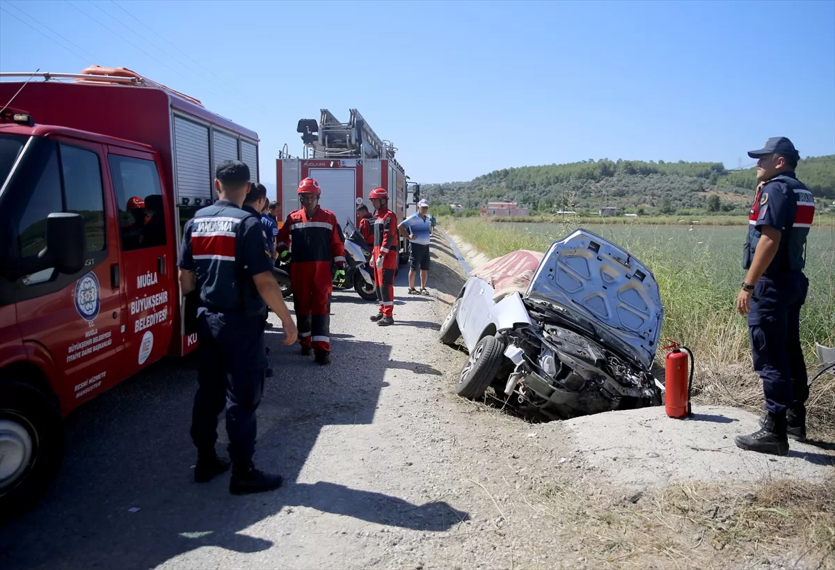 Muğla'da yol kenarındaki kanala düşen otomobildeki anne öldü, çocuğu yaralandı