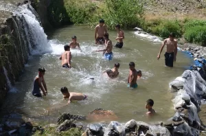 MUŞ (AA) – Muş'ta sıcak havadan bunalan çocuklar, Çar Çayı'nda