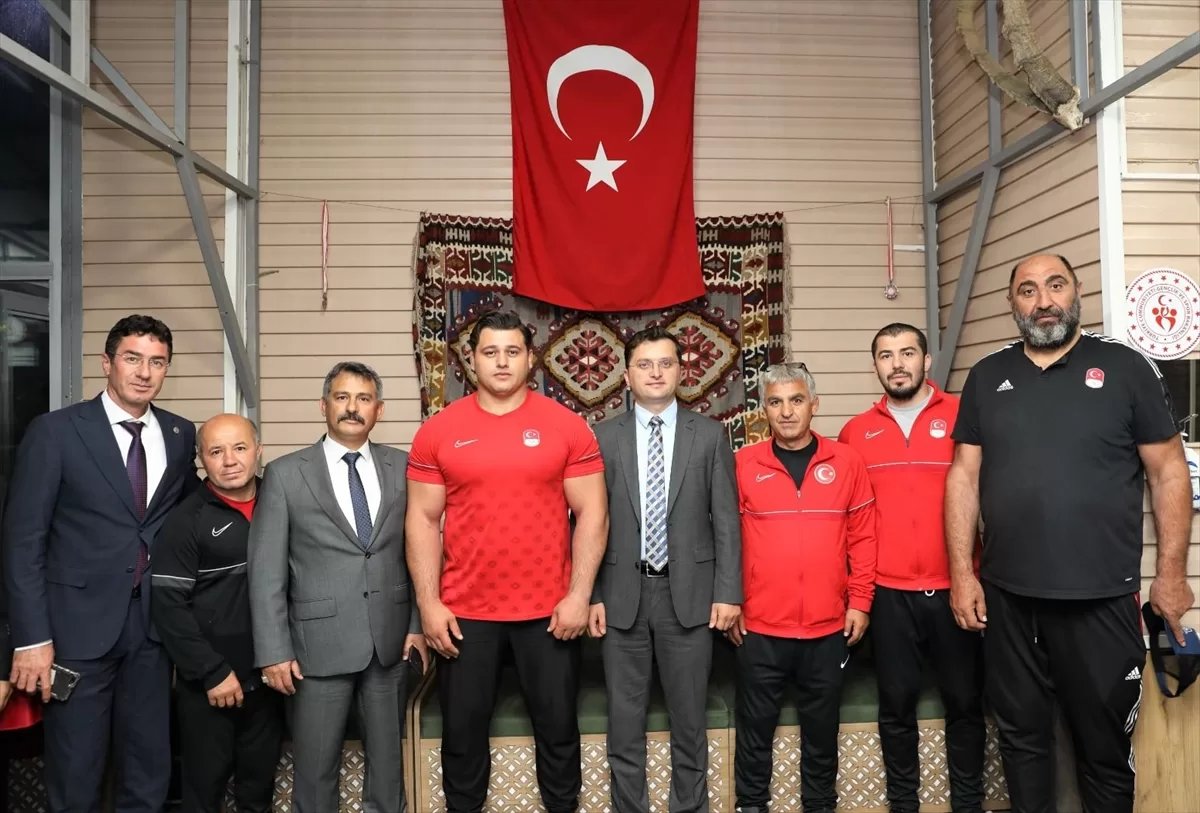 Niğde Valisi Mustafa Koç, Grekoromen Güreş Milli Takımı'nı ziyaret etti