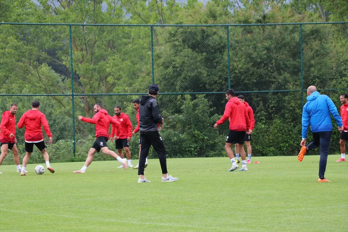 Pendikspor yeni sezon hazırlıklarını sağanak altında sürdürdü