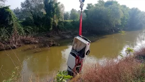 BİLECİK (AA) – Bilecik’in Osmaneli ilçesinde Sakarya Nehri'ne düşen kamyonet