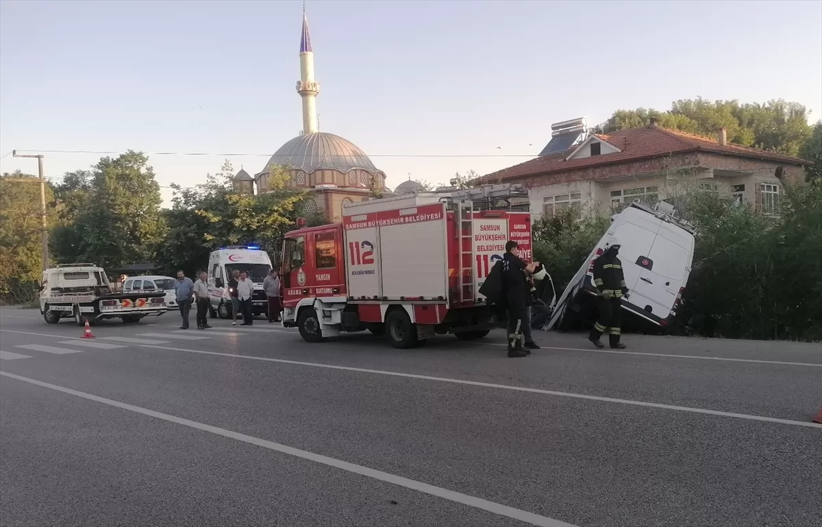 Samsun'da canlı yayın aracı aydınlatma direğine çarptı, 2 kişi öldü, 1 kişi yaralandı