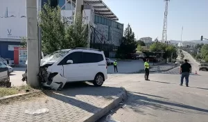 SAMSUN (AA) – Samsun'un Vezirköprü ilçesinde otomobille hafif ticari aracın