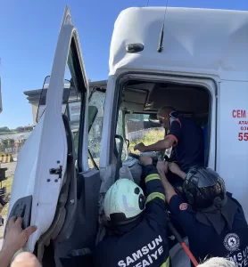 SAMSUN (AA) – Samsun'un İlkadım ilçesinde akaryakıt yüklü tankerle tırın