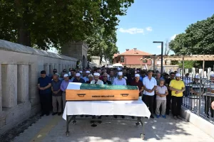 EDİRNE (AA) – Tepeden tırnağa beyaz kıyafetler tercih etmesi nedeniyle