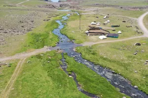 AĞRI (AA) – Ağrı'daki Sinek Yaylası'ndaki göçerler, sıcaklardan etkilenmemeleri için