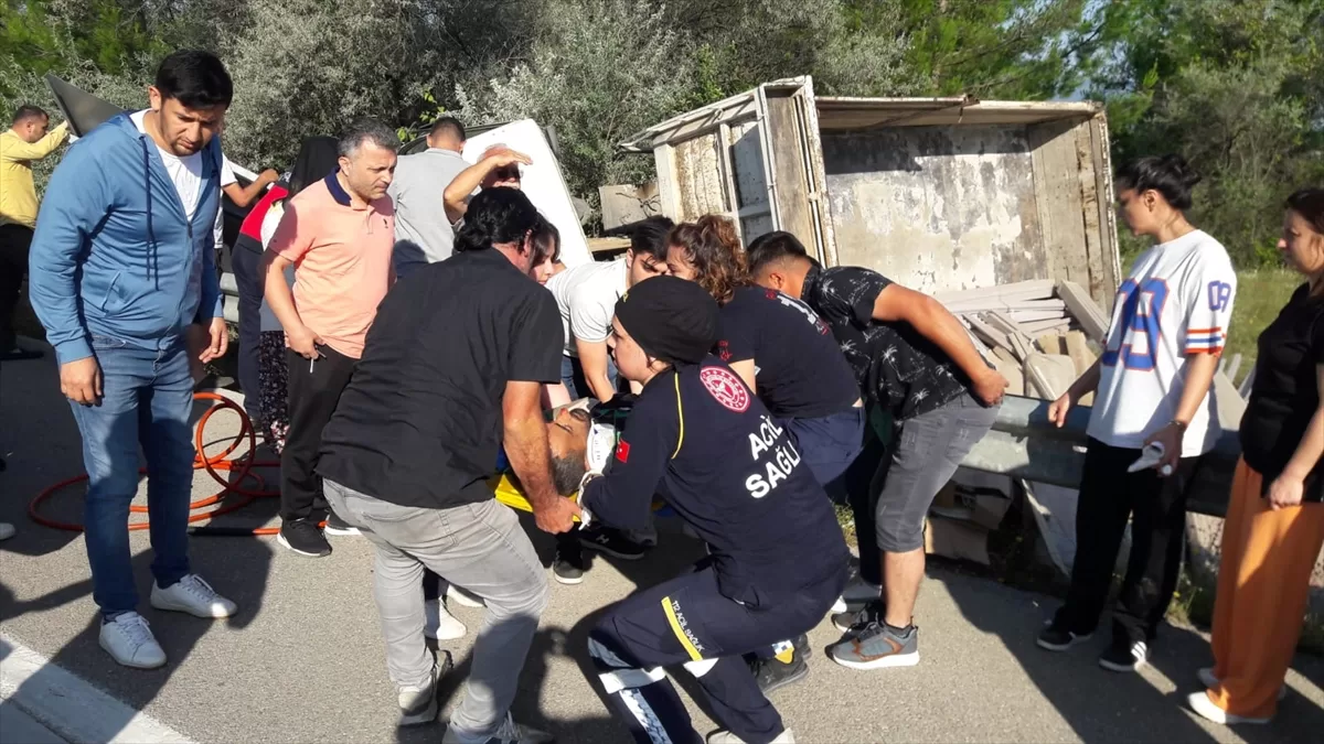Sinop'ta kamyonun devrilmesi sonucu 2 kişi yaralandı