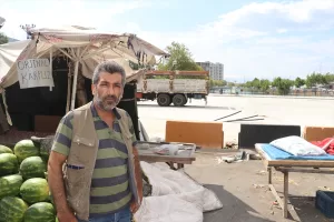 ADANA (AA) – Adana'da vatandaşlar, sulama kanallarındaki yüzme anlarını sosyal