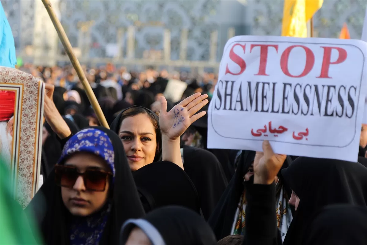 Tahran’da “başörtüsü zorunluluğuna” destek gösterisi düzenlendi
