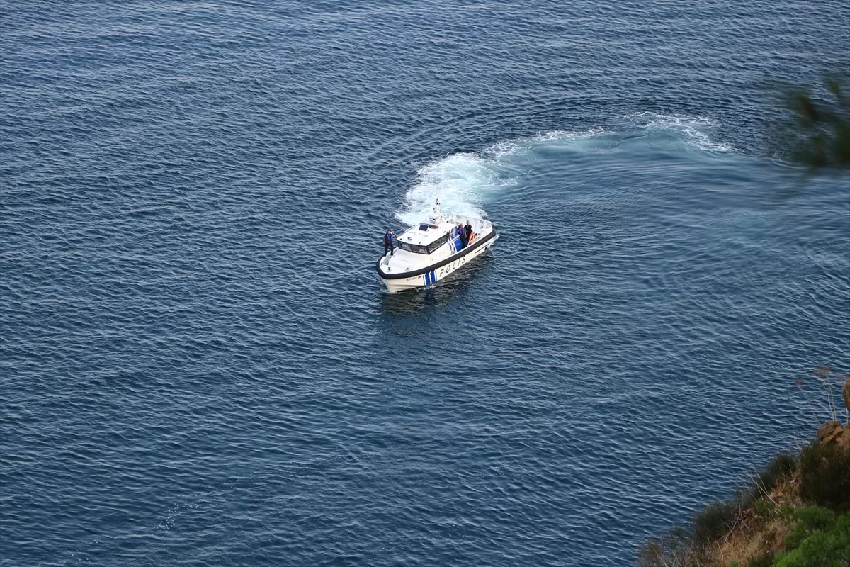 Tekirdağ'da sürücüsünün el frenini çekmeyi unuttuğu otomobil uçurumdan denize düştü