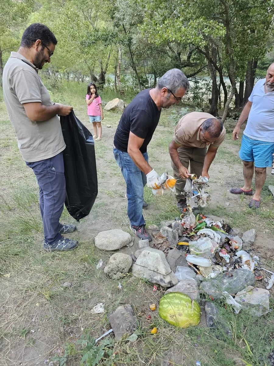 Tunceli'de ekipler Munzur Vadisi Milli Parkı'nda çevre temizliği yaptı