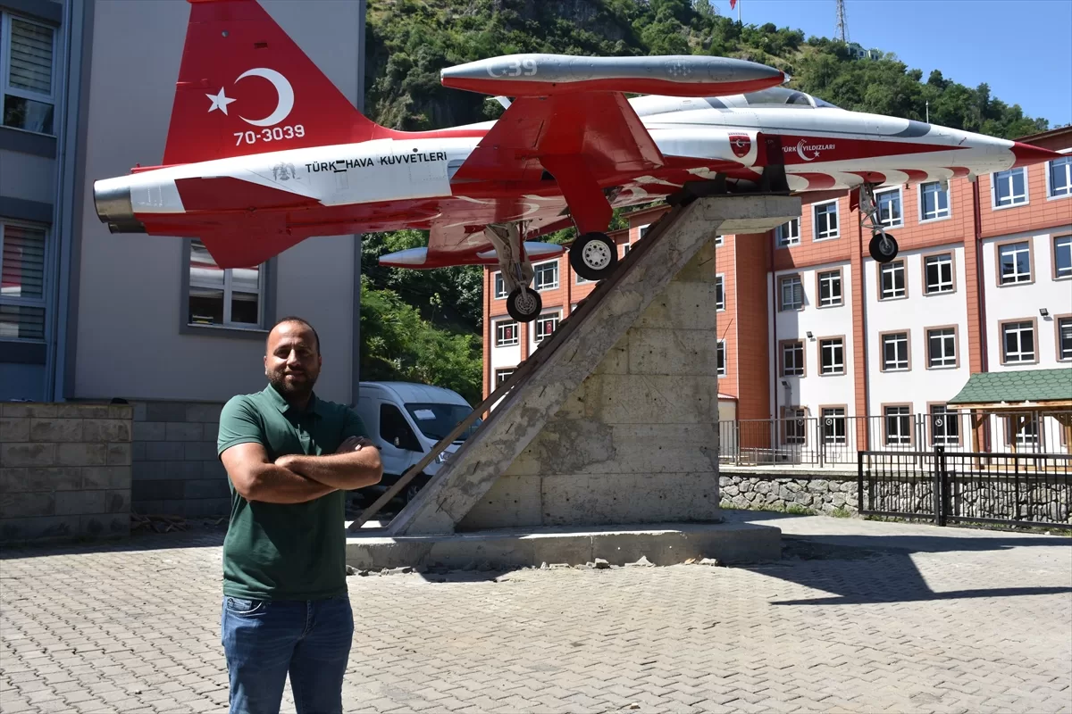 Türk Yıldızları'nın gösteri uçağı Trabzon'daki öğrencilerin eğitiminde kullanılacak