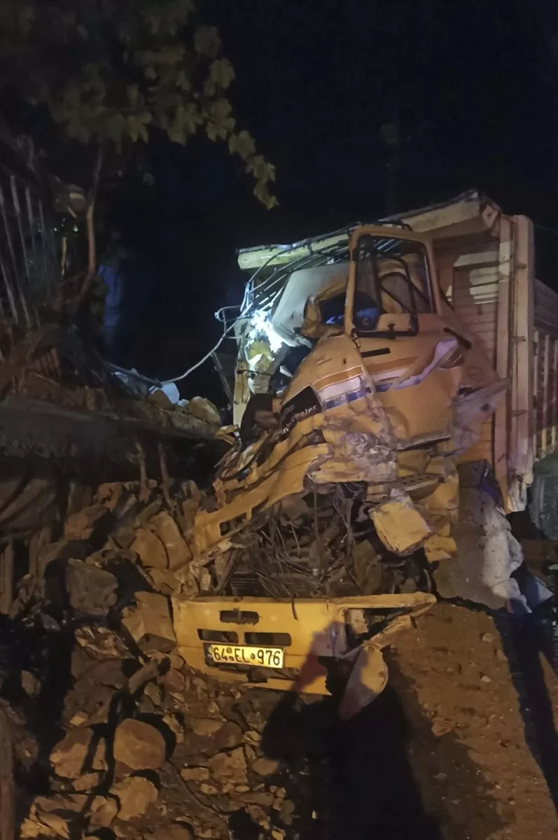Uşak'ta bahçe duvarına çarpan kamyonun şoförü öldü