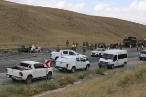 VAN (AA) – Van'ın Gürpınar ilçesinde askeri araçla otomobilin çarpışması