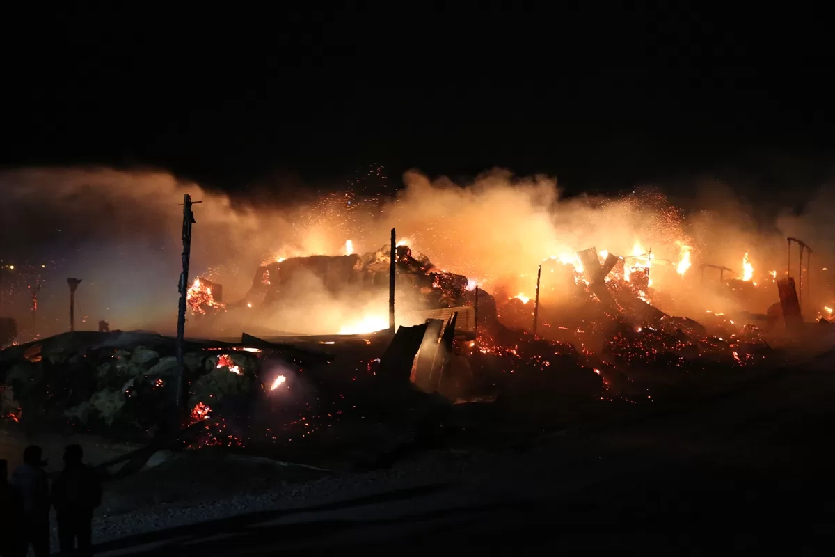 GÜNCELLEME – Van'da Samancılar Sitesi'nde çıkan yangına müdahale ediliyor