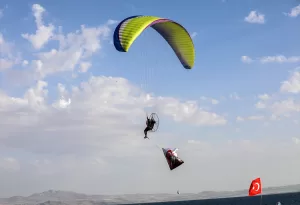VAN (AA) – Van'ın Erciş ilçesinde paramotor tutkunu Mehmet Sadık