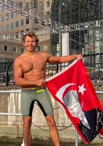 - Manhattan Adası'nın çevresini 7 saat 3 dakika 50 saniye