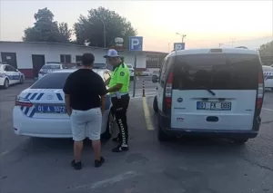 ADANA (AA) – Adana'nın merkez Seyhan ilçesinde "örümcek adam" kostümlü