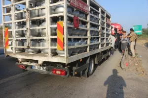 ADANA (AA) – Adana'nın merkez Seyhan ilçesinde tıra çarpan kamyonetin