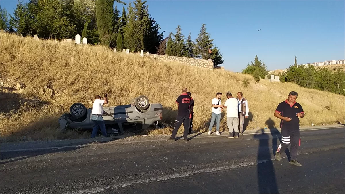 Adıyaman'da şarampole devrilen otomobildeki 3 kişi yaralandı